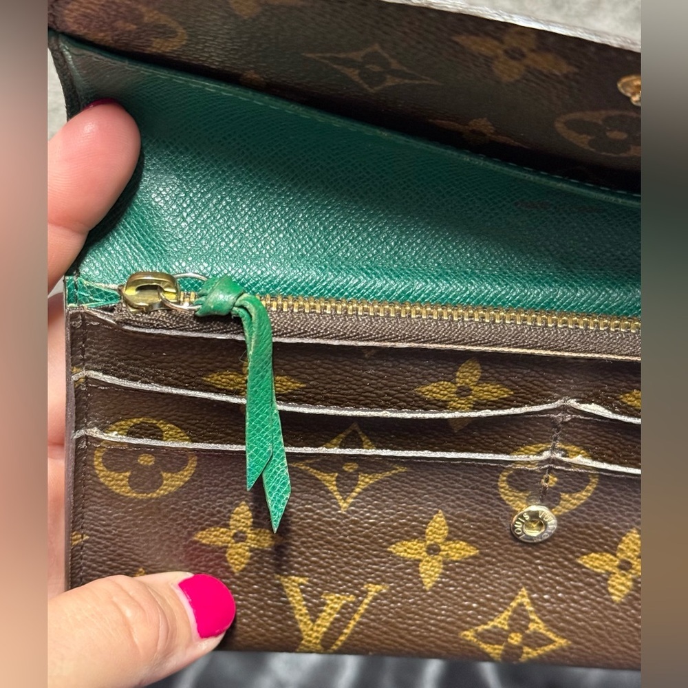 Louis Vuitton green Emilie wallet - Picture 14 of 16
